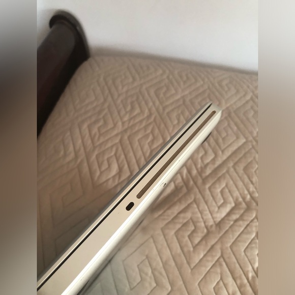 MacBook - Picture 2 of 9